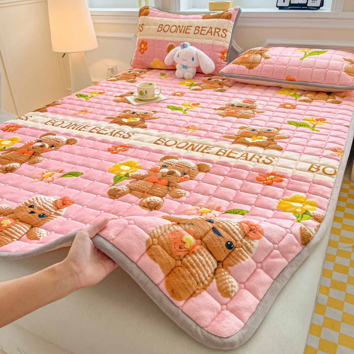 91家纺网 家纺一手货源 找家纺 小叮当家纺仓储工厂店 2025新款牛奶绒夹棉印花床垫床护垫大床图 绒床垫-奶油小熊粉