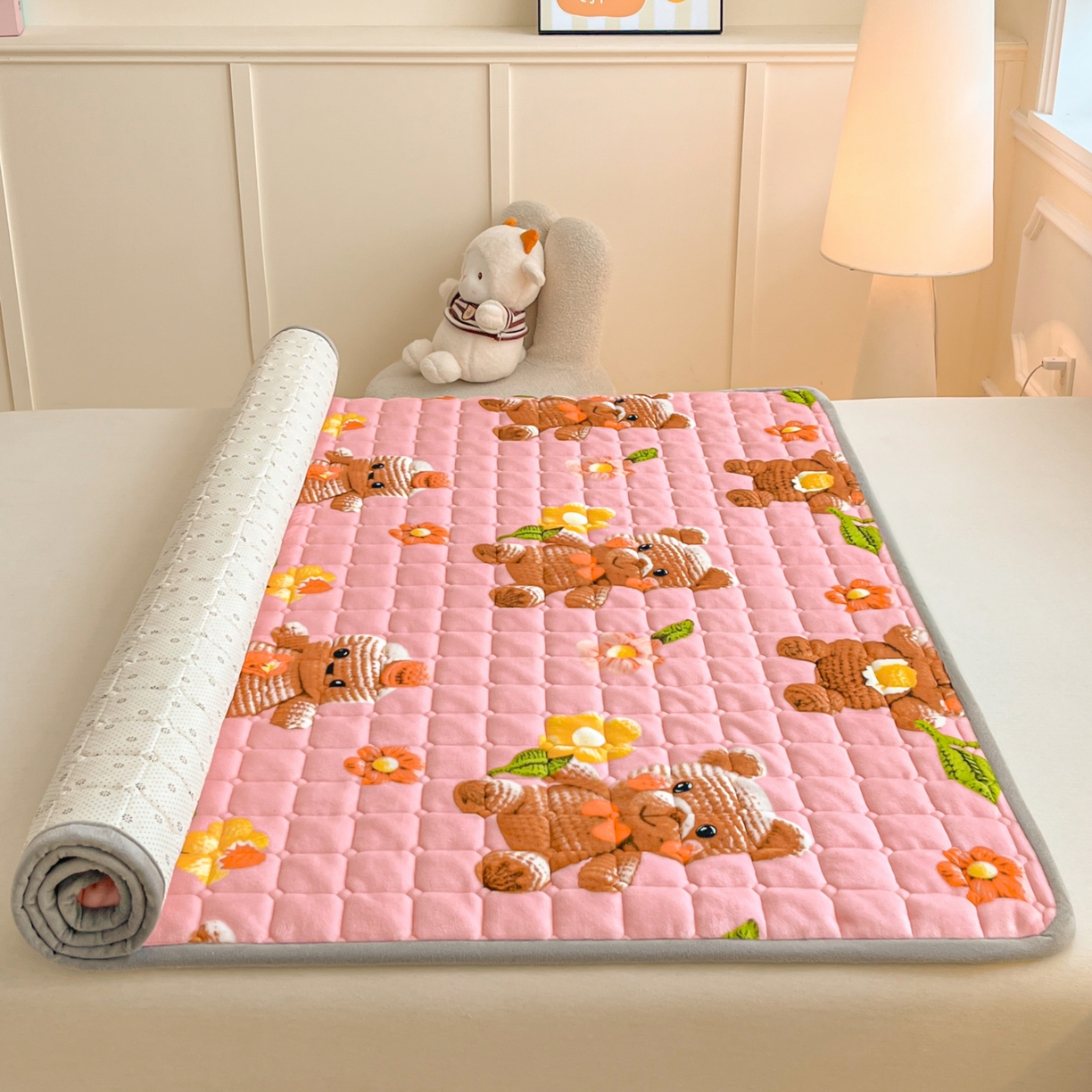 91家纺网 家纺一手货源 找家纺 小叮当家纺仓储工厂店 2025新款牛奶绒夹棉印花床垫床护垫大床图 绒床垫-奶油小熊粉