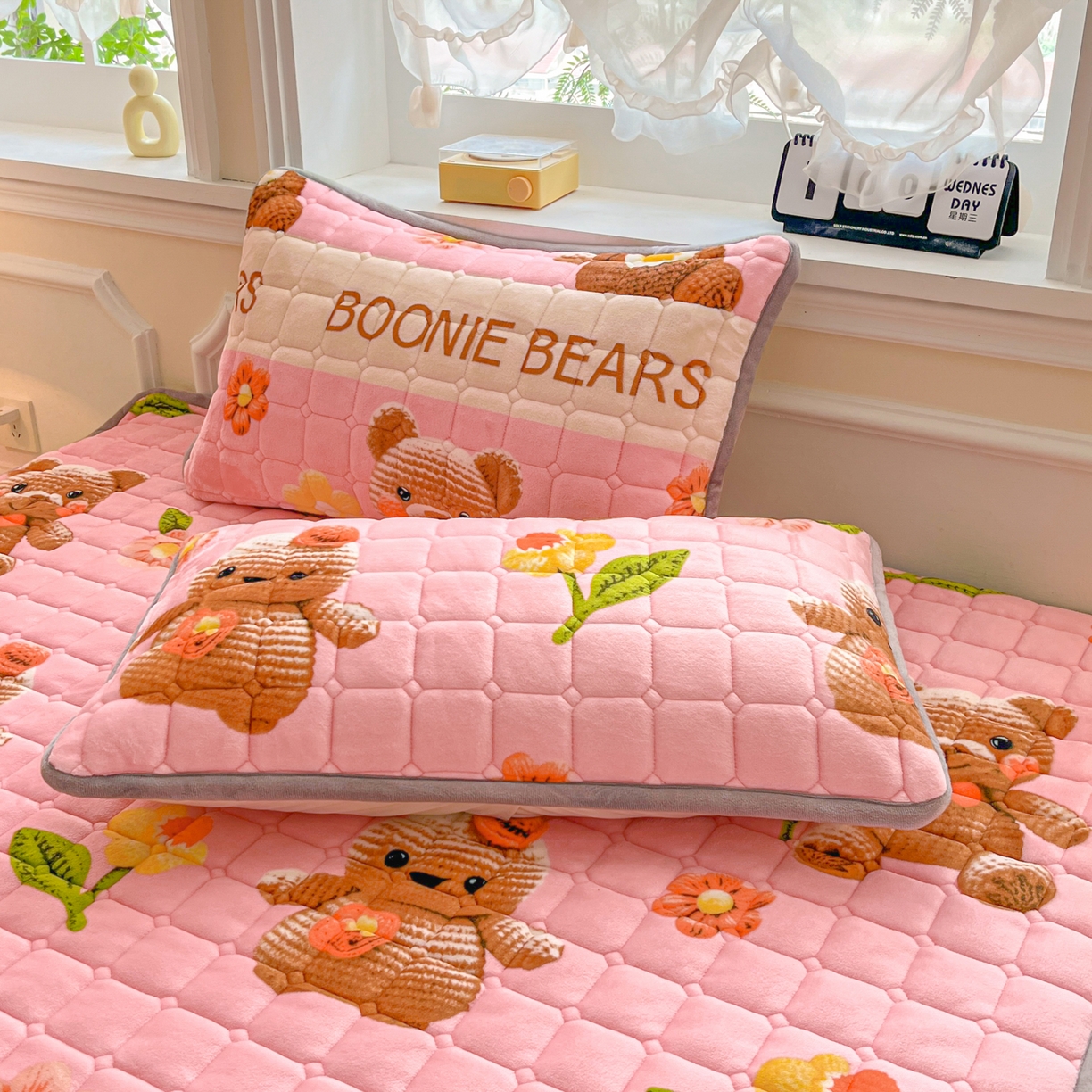 91家纺网 家纺一手货源 找家纺 小叮当家纺仓储工厂店 2025新款牛奶绒夹棉印花床垫床护垫大床图 绒床垫-奶油小熊粉