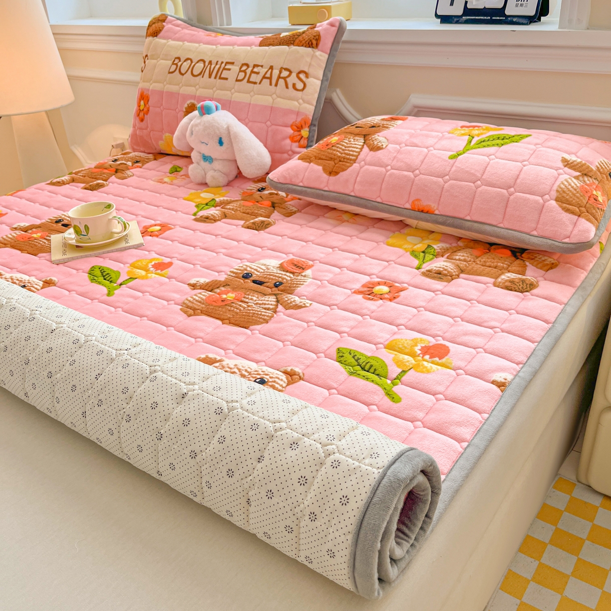 91家纺网 家纺一手货源 找家纺 小叮当家纺仓储工厂店 2025新款牛奶绒夹棉印花床垫床护垫大床图 绒床垫-奶油小熊粉