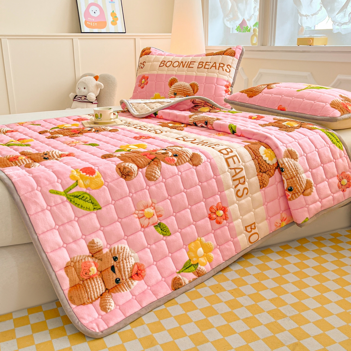 91家纺网 家纺一手货源 找家纺 小叮当家纺仓储工厂店 2025新款牛奶绒夹棉印花床垫床护垫大床图 绒床垫-奶油小熊粉