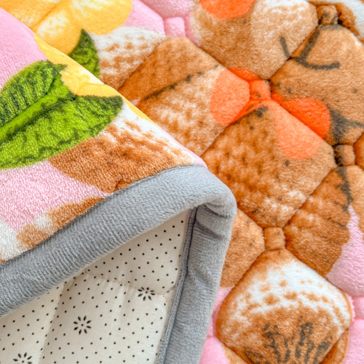 91家纺网 家纺一手货源 找家纺 小叮当家纺仓储工厂店 2025新款牛奶绒夹棉印花床垫床护垫大床图 绒床垫-奶油小熊粉