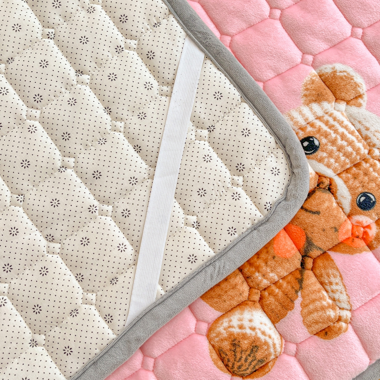 91家纺网 家纺一手货源 找家纺 小叮当家纺仓储工厂店 2025新款牛奶绒夹棉印花床垫床护垫大床图 绒床垫-奶油小熊粉