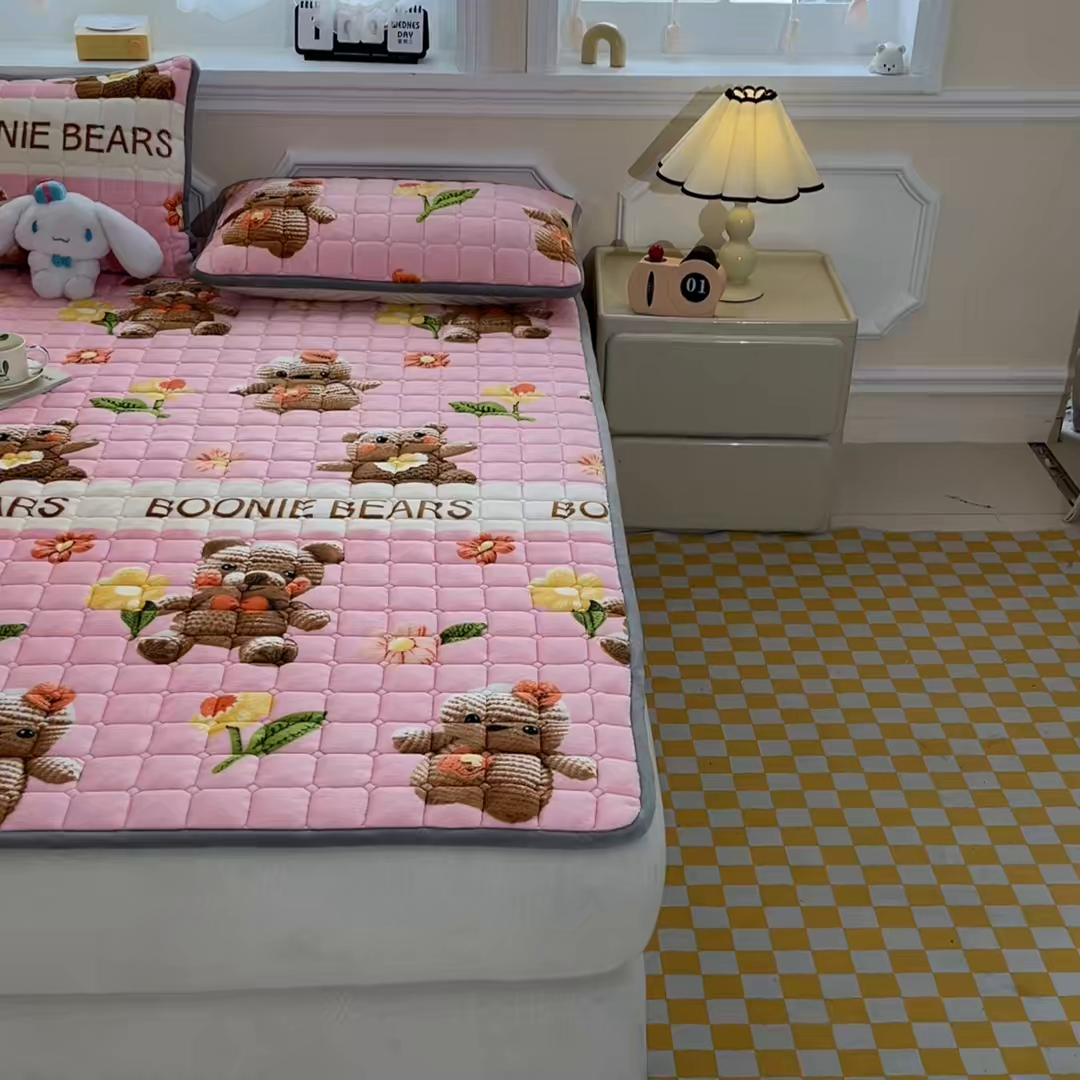 91家纺网 家纺一手货源 找家纺 小叮当家纺仓储工厂店 2025新款牛奶绒夹棉印花床垫床护垫大床图 绒床垫-奶油小熊粉