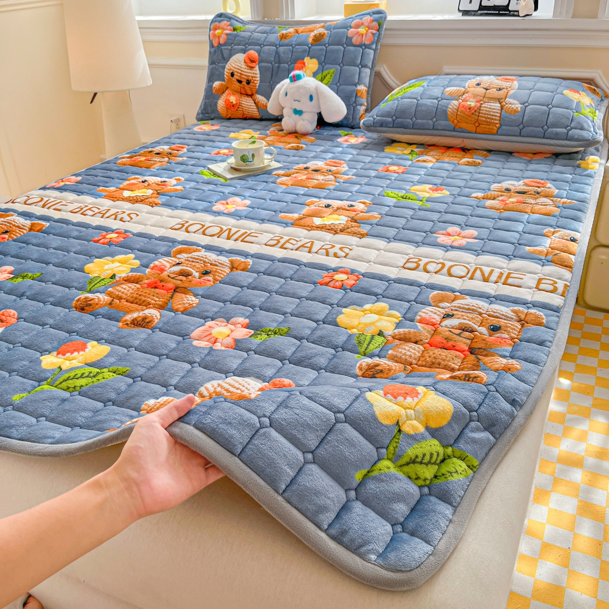 91家纺网 家纺一手货源 找家纺 小叮当家纺仓储工厂店 2025新款牛奶绒夹棉印花床垫床护垫大床图 绒床垫-奶油小熊灰