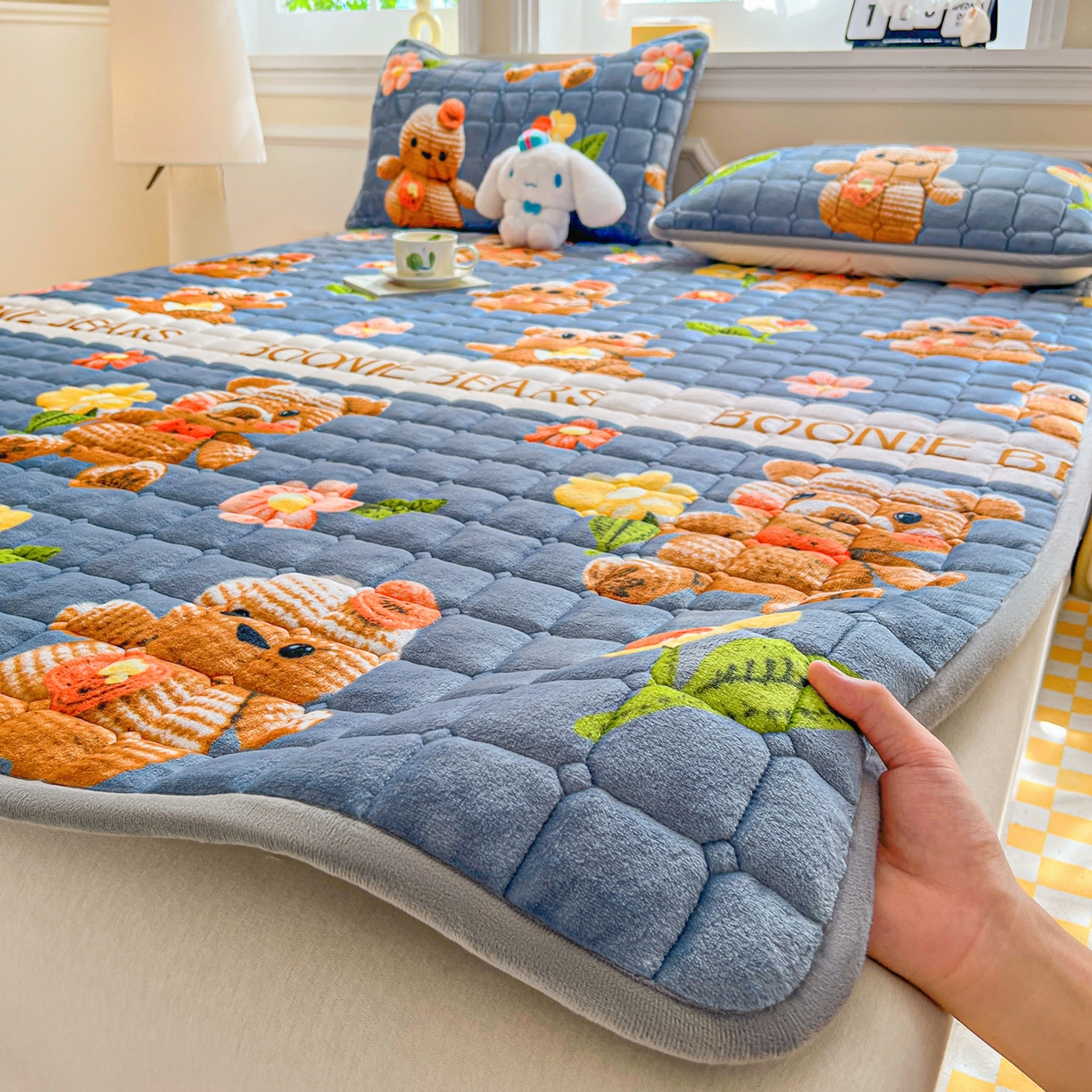 91家纺网 家纺一手货源 找家纺 小叮当家纺仓储工厂店 2025新款牛奶绒夹棉印花床垫床护垫大床图 绒床垫-奶油小熊灰