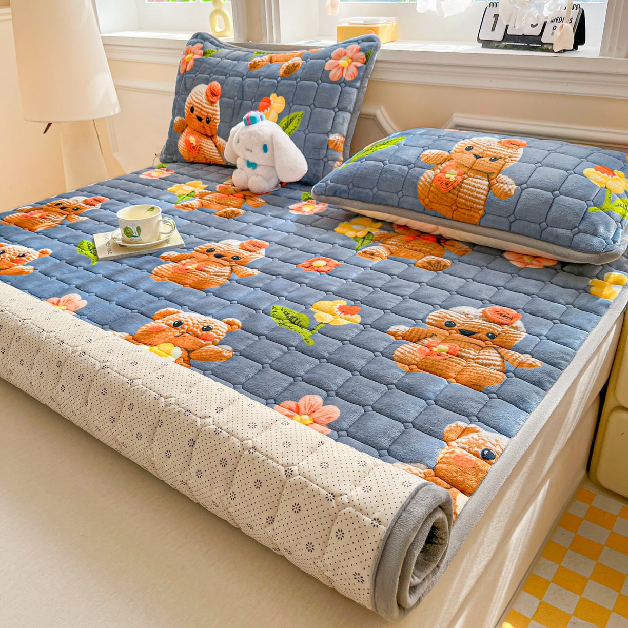 91家纺网 家纺一手货源 找家纺 小叮当家纺仓储工厂店 2025新款牛奶绒夹棉印花床垫床护垫大床图 绒床垫-奶油小熊灰