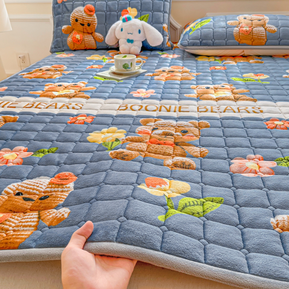 91家纺网 家纺一手货源 找家纺 小叮当家纺仓储工厂店 2025新款牛奶绒夹棉印花床垫床护垫大床图 绒床垫-奶油小熊灰