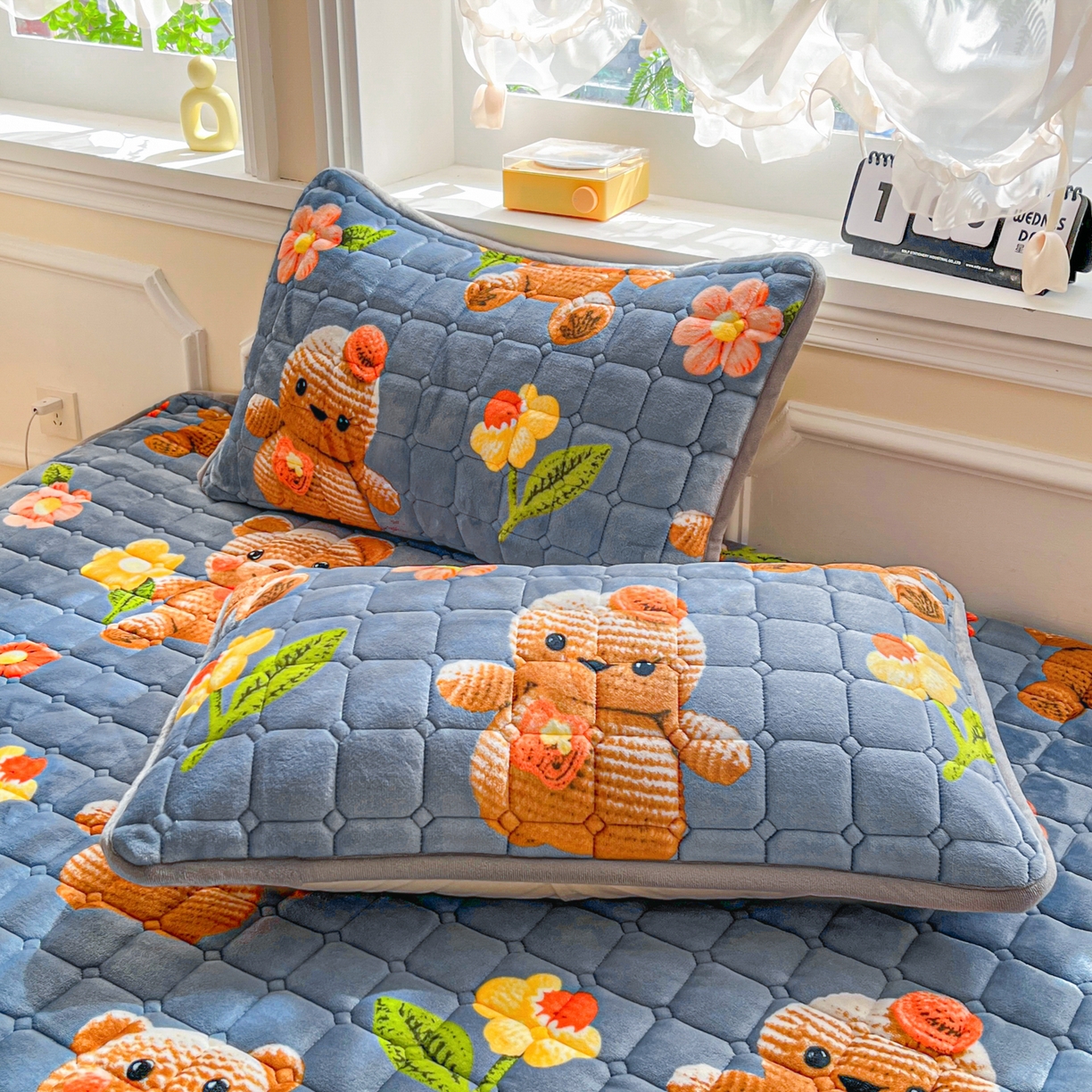 91家纺网 家纺一手货源 找家纺 小叮当家纺仓储工厂店 2025新款牛奶绒夹棉印花床垫床护垫大床图 绒床垫-奶油小熊灰