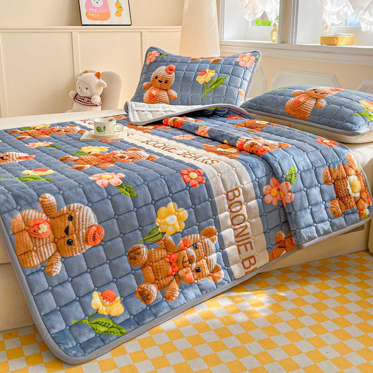 91家纺网 家纺一手货源 找家纺 小叮当家纺仓储工厂店 2025新款牛奶绒夹棉印花床垫床护垫大床图 绒床垫-奶油小熊灰