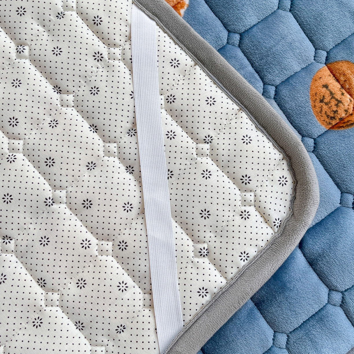 91家纺网 家纺一手货源 找家纺 小叮当家纺仓储工厂店 2025新款牛奶绒夹棉印花床垫床护垫大床图 绒床垫-奶油小熊灰