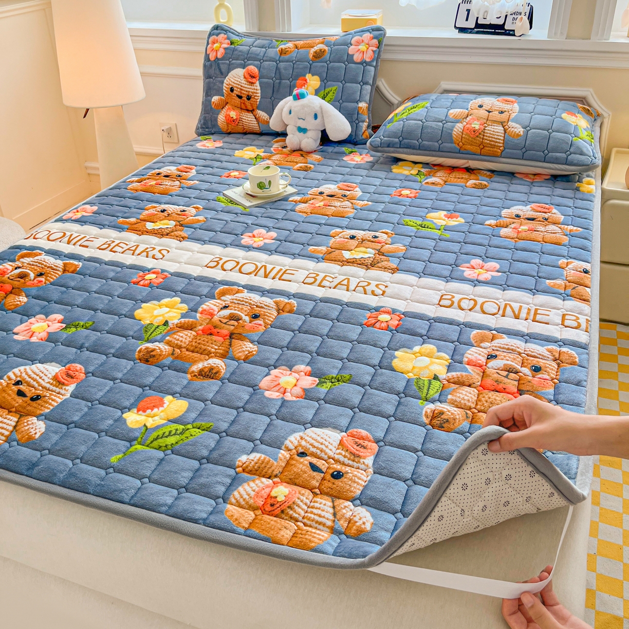 91家纺网 家纺一手货源 找家纺 小叮当家纺仓储工厂店 2025新款牛奶绒夹棉印花床垫床护垫大床图 绒床垫-奶油小熊灰