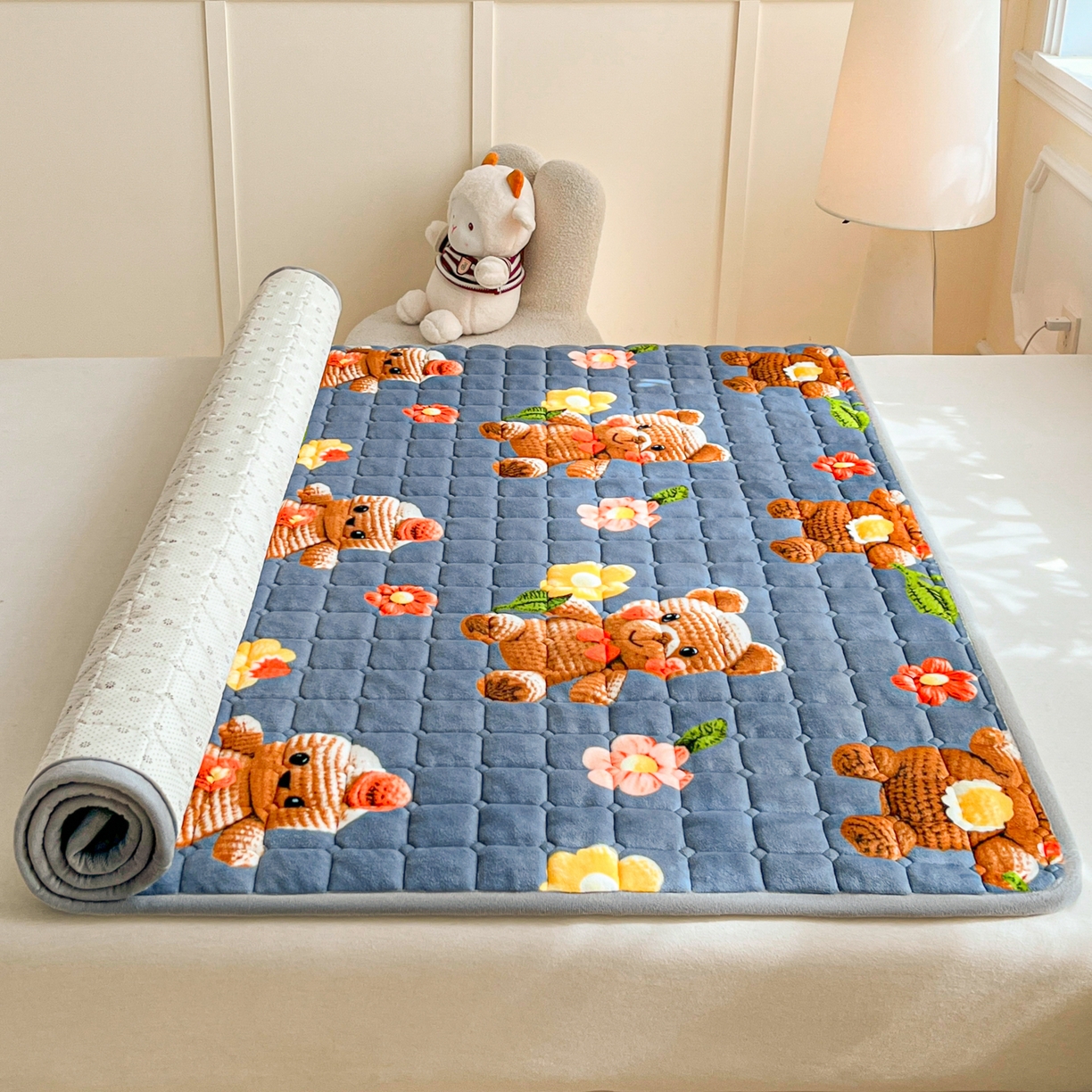 91家纺网 家纺一手货源 找家纺 小叮当家纺仓储工厂店 2025新款牛奶绒夹棉印花床垫床护垫大床图 绒床垫-奶油小熊灰