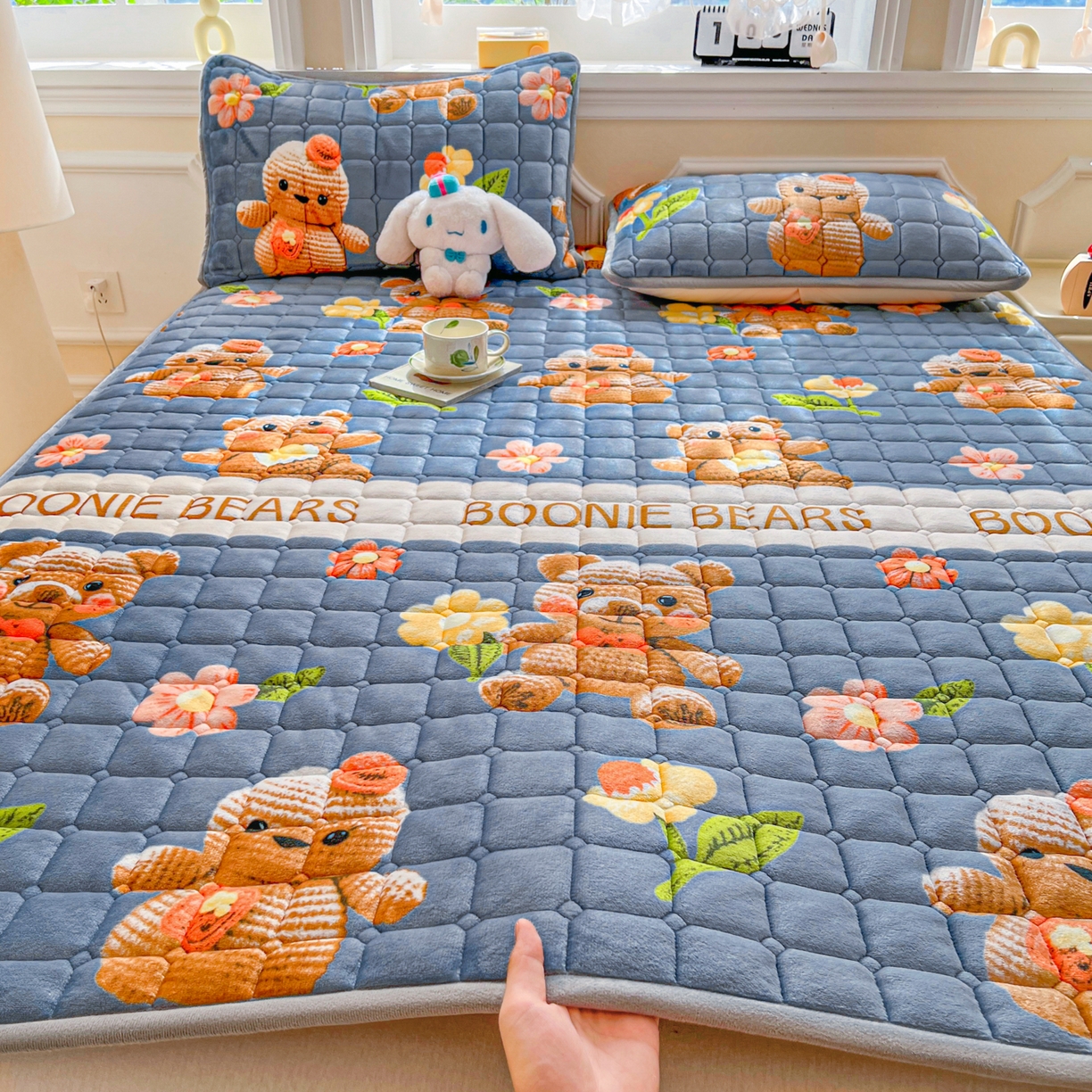 91家纺网 家纺一手货源 找家纺 小叮当家纺仓储工厂店 2025新款牛奶绒夹棉印花床垫床护垫大床图 绒床垫-奶油小熊灰