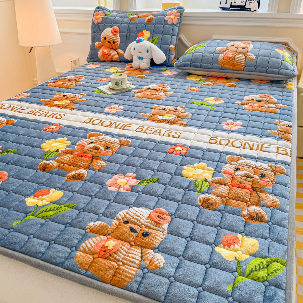 91家纺网 家纺一手货源 找家纺 小叮当家纺仓储工厂店 2025新款牛奶绒夹棉印花床垫床护垫大床图 绒床垫-奶油小熊灰