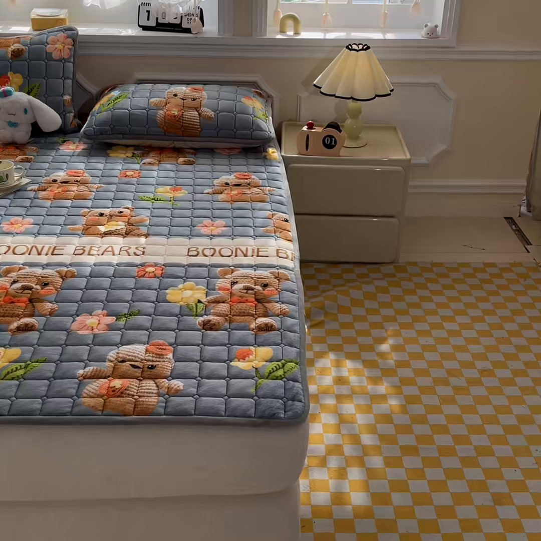 91家纺网 家纺一手货源 找家纺 小叮当家纺仓储工厂店 2025新款牛奶绒夹棉印花床垫床护垫大床图 绒床垫-奶油小熊灰