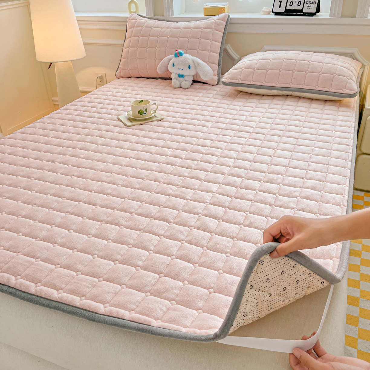 91家纺网 家纺一手货源 找家纺 小叮当家纺仓储工厂店 2025新款牛奶绒夹棉印花床垫床护垫大床图 绒床垫-藕粉