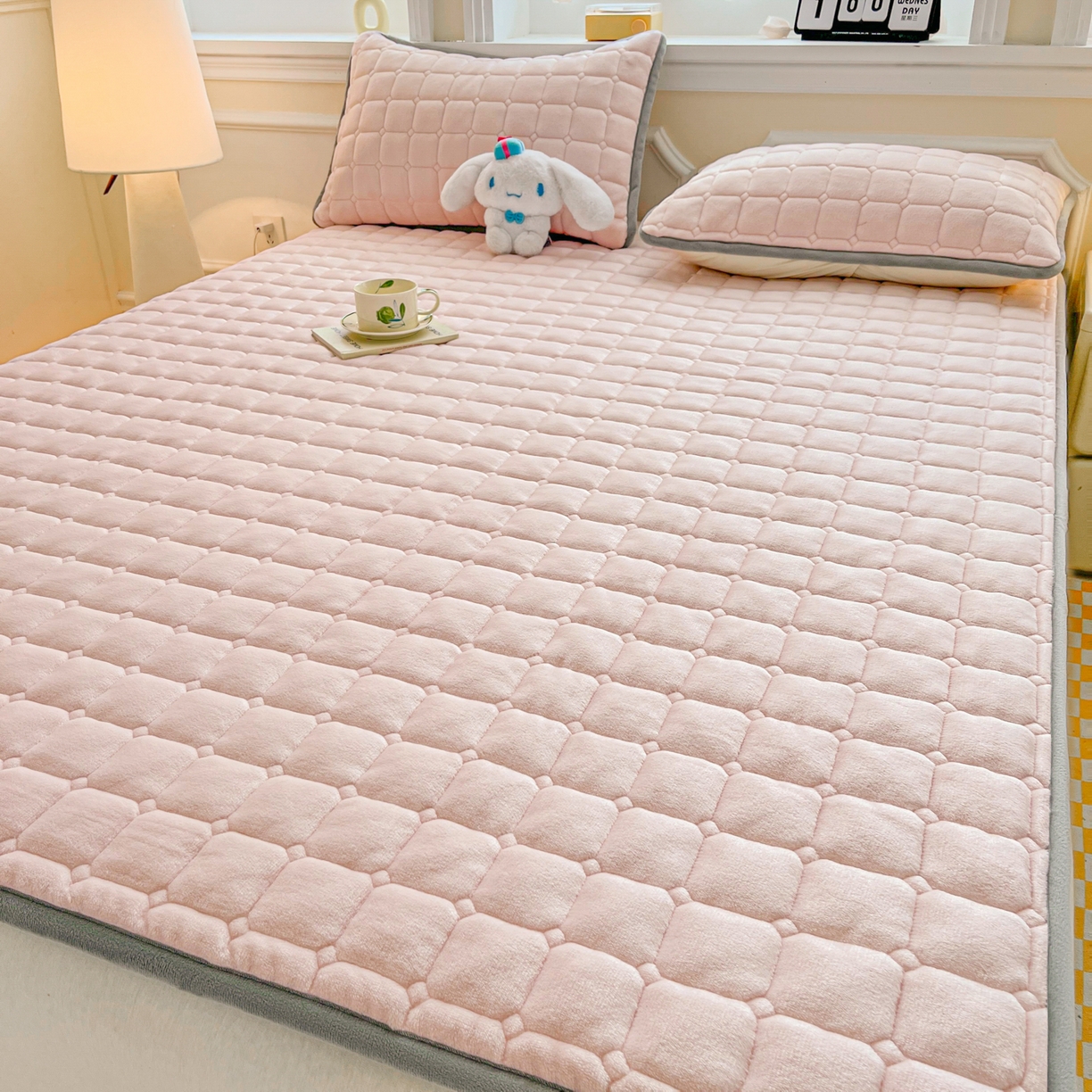 91家纺网 家纺一手货源 找家纺 小叮当家纺仓储工厂店 2025新款牛奶绒夹棉印花床垫床护垫大床图 绒床垫-藕粉