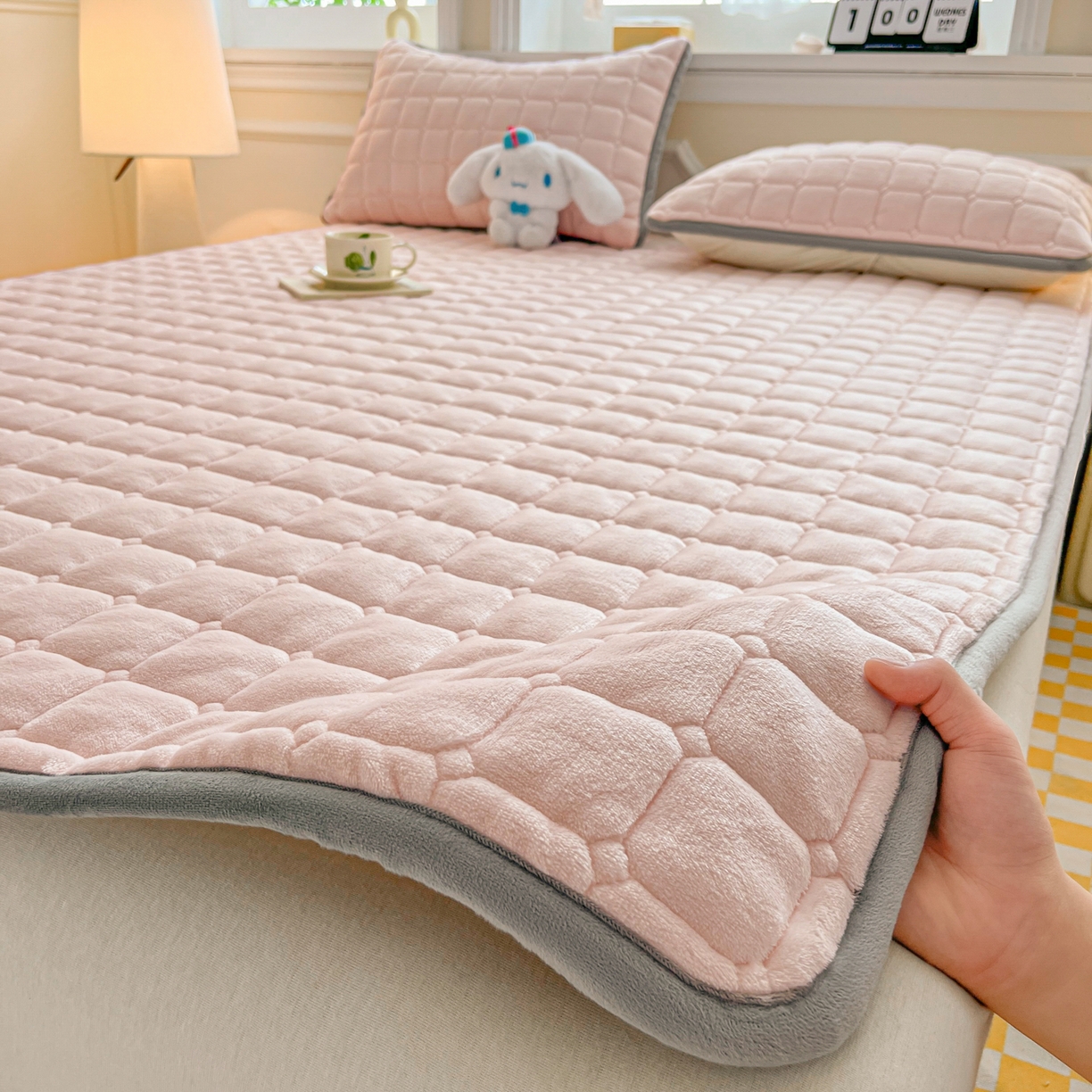 91家纺网 家纺一手货源 找家纺 小叮当家纺仓储工厂店 2025新款牛奶绒夹棉印花床垫床护垫大床图 绒床垫-藕粉