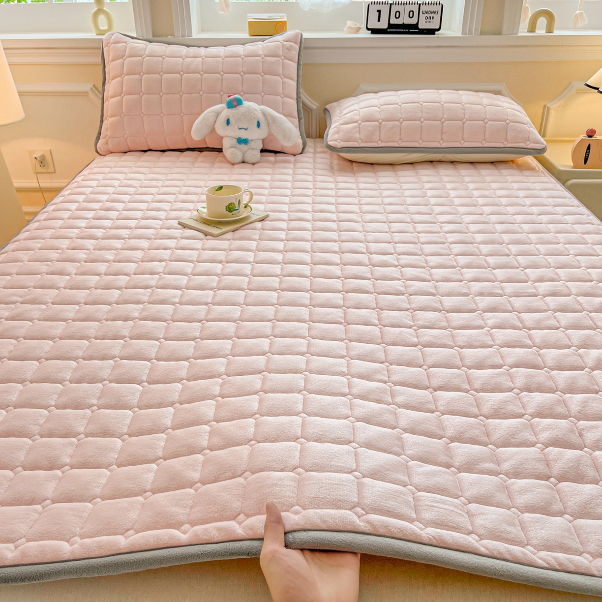 91家纺网 家纺一手货源 找家纺 小叮当家纺仓储工厂店 2025新款牛奶绒夹棉印花床垫床护垫大床图 绒床垫-藕粉