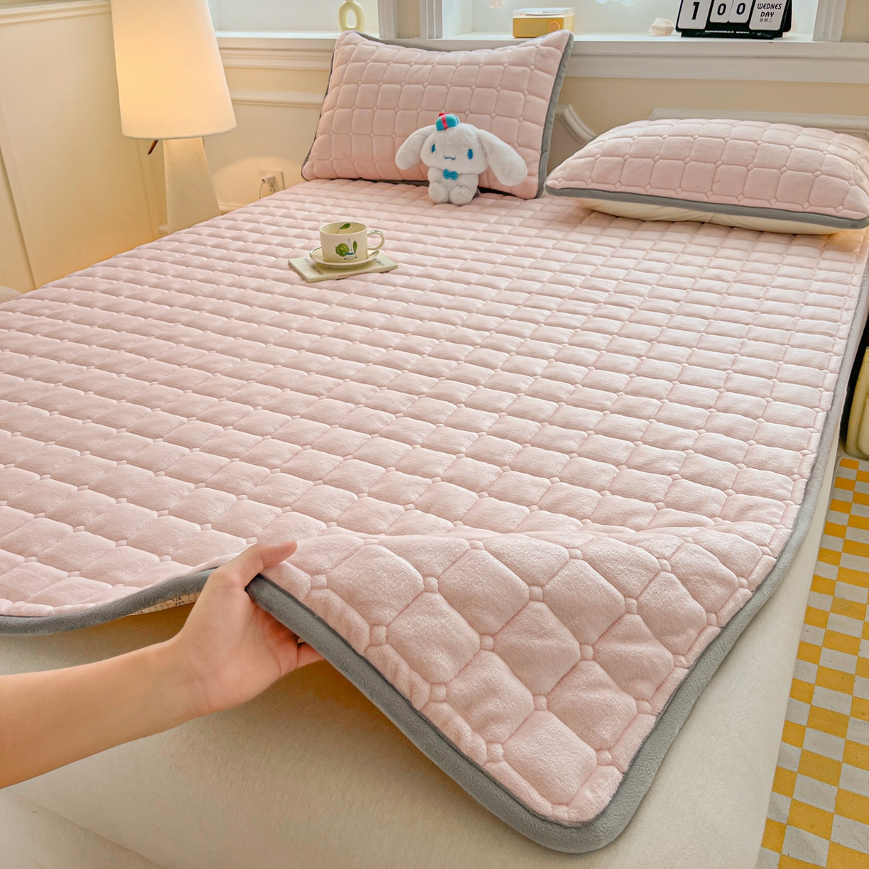 91家纺网 家纺一手货源 找家纺 小叮当家纺仓储工厂店 2025新款牛奶绒夹棉印花床垫床护垫大床图 绒床垫-藕粉