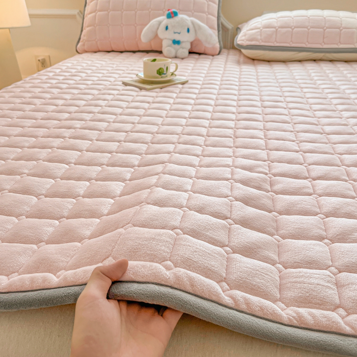 91家纺网 家纺一手货源 找家纺 小叮当家纺仓储工厂店 2025新款牛奶绒夹棉印花床垫床护垫大床图 绒床垫-藕粉