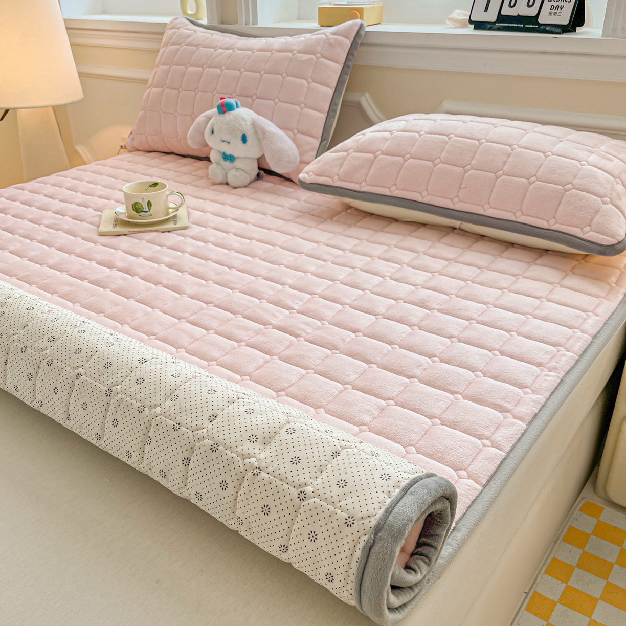 91家纺网 家纺一手货源 找家纺 小叮当家纺仓储工厂店 2025新款牛奶绒夹棉印花床垫床护垫大床图 绒床垫-藕粉