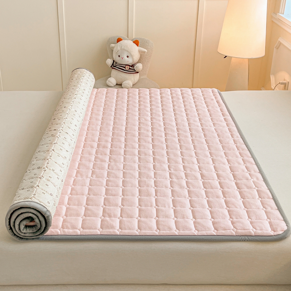 91家纺网 家纺一手货源 找家纺 小叮当家纺仓储工厂店 2025新款牛奶绒夹棉印花床垫床护垫大床图 绒床垫-藕粉