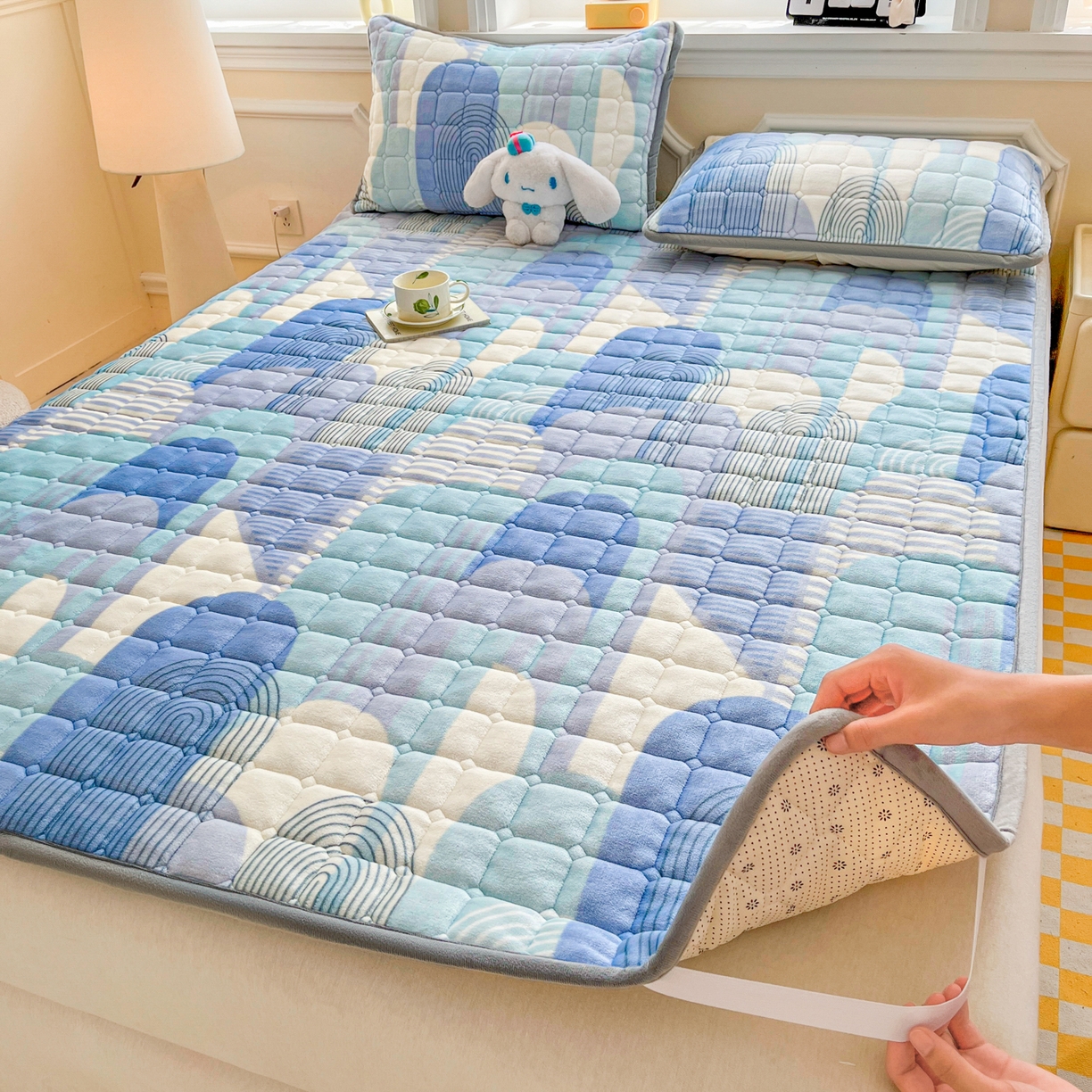 91家纺网 家纺一手货源 找家纺 小叮当家纺仓储工厂店 2025新款牛奶绒夹棉印花床垫床护垫大床图 绒床垫-色彩空间