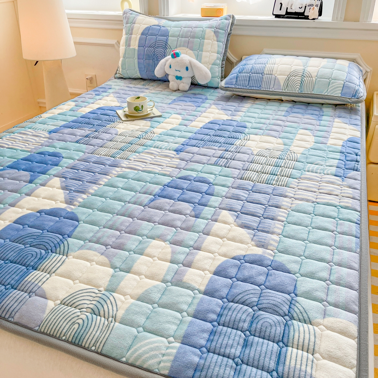 91家纺网 家纺一手货源 找家纺 小叮当家纺仓储工厂店 2025新款牛奶绒夹棉印花床垫床护垫大床图 绒床垫-色彩空间