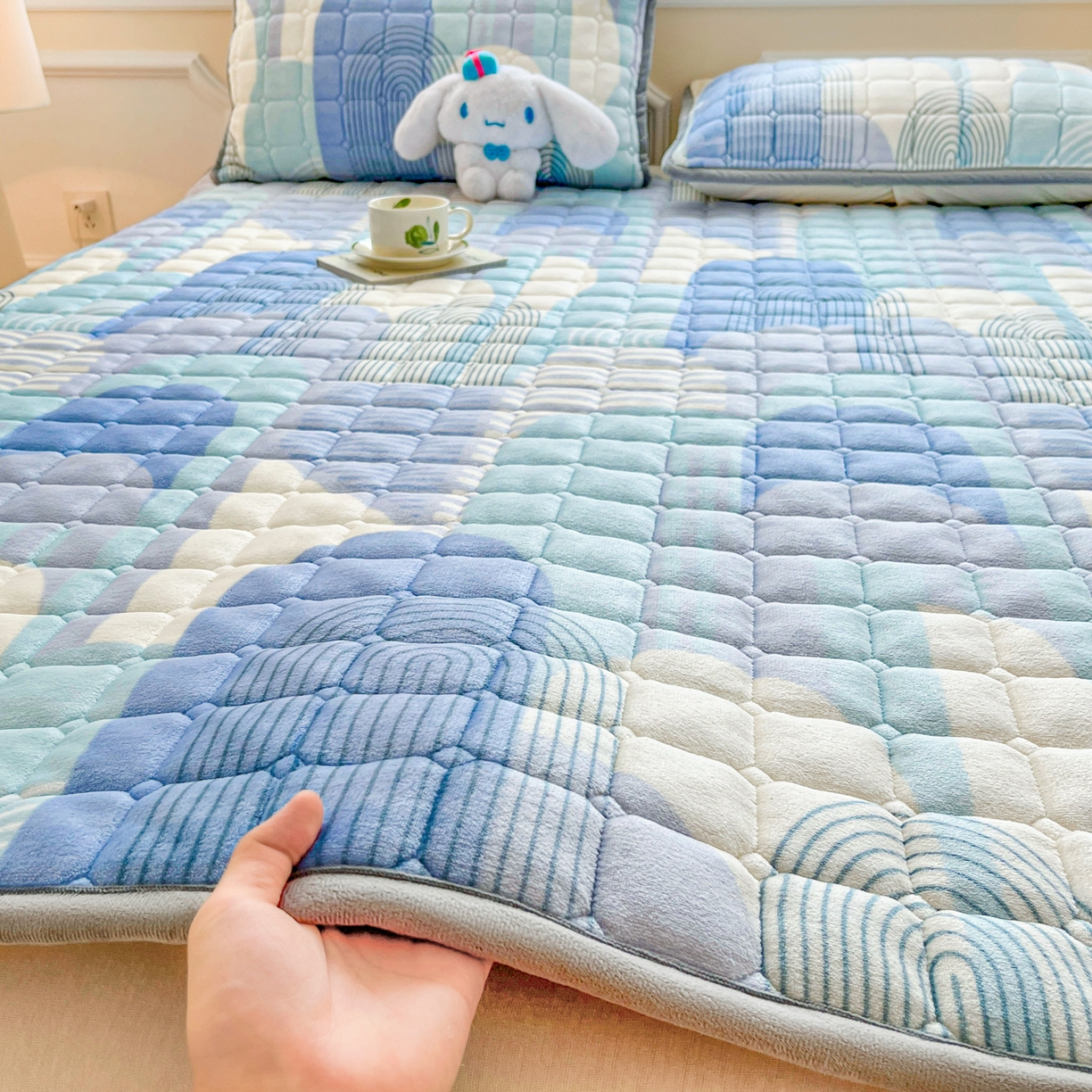 91家纺网 家纺一手货源 找家纺 小叮当家纺仓储工厂店 2025新款牛奶绒夹棉印花床垫床护垫大床图 绒床垫-色彩空间