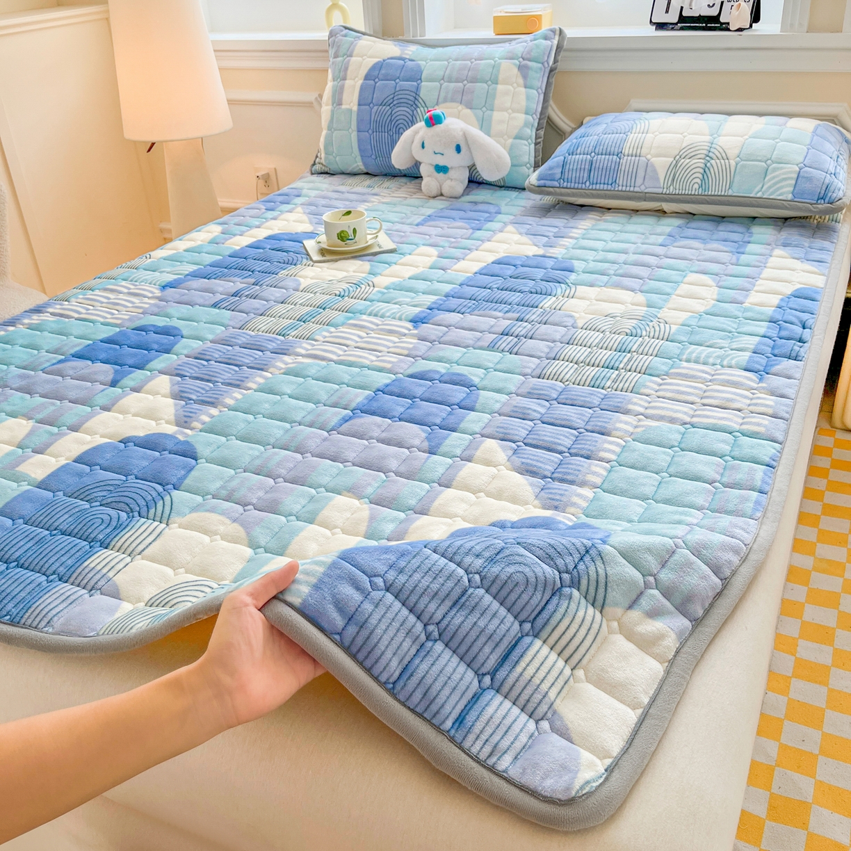 91家纺网 家纺一手货源 找家纺 小叮当家纺仓储工厂店 2025新款牛奶绒夹棉印花床垫床护垫大床图 绒床垫-色彩空间