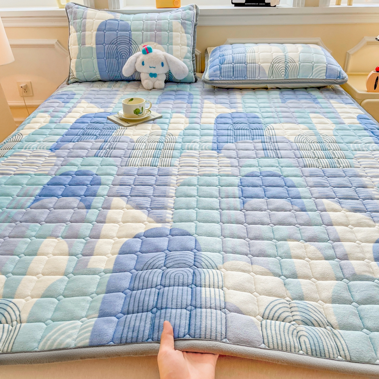 91家纺网 家纺一手货源 找家纺 小叮当家纺仓储工厂店 2025新款牛奶绒夹棉印花床垫床护垫大床图 绒床垫-色彩空间