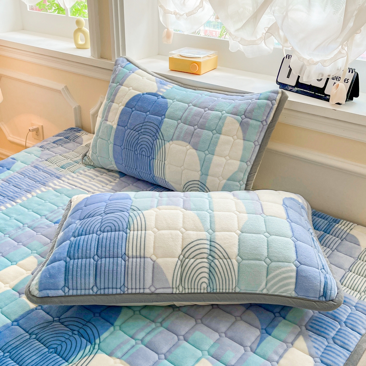 91家纺网 家纺一手货源 找家纺 小叮当家纺仓储工厂店 2025新款牛奶绒夹棉印花床垫床护垫大床图 绒床垫-色彩空间