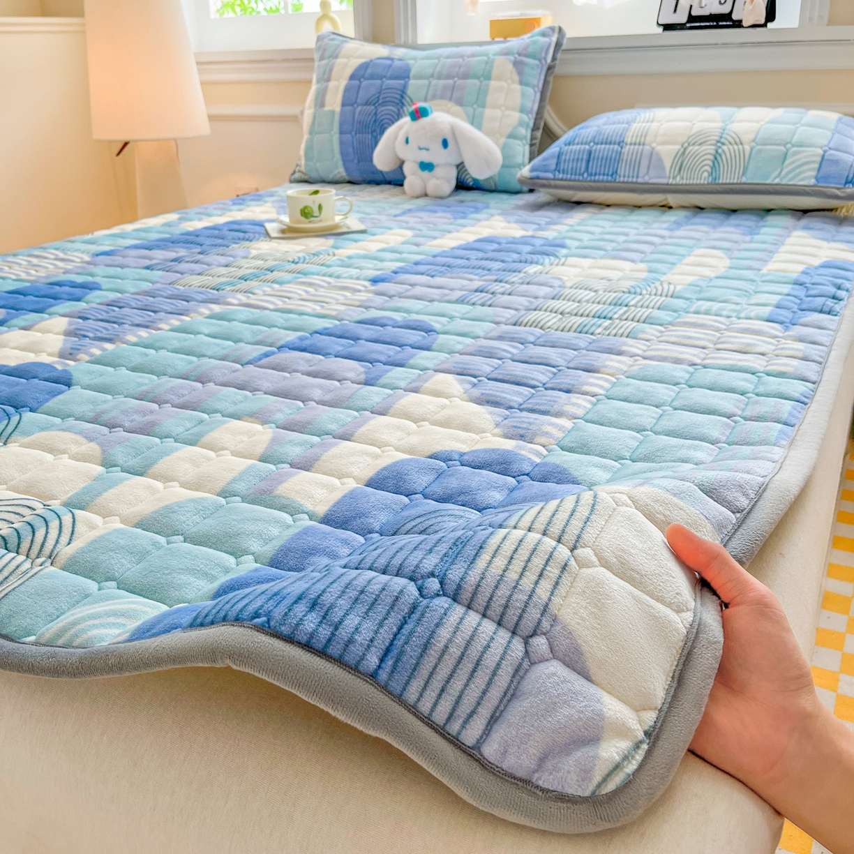 91家纺网 家纺一手货源 找家纺 小叮当家纺仓储工厂店 2025新款牛奶绒夹棉印花床垫床护垫大床图 绒床垫-色彩空间