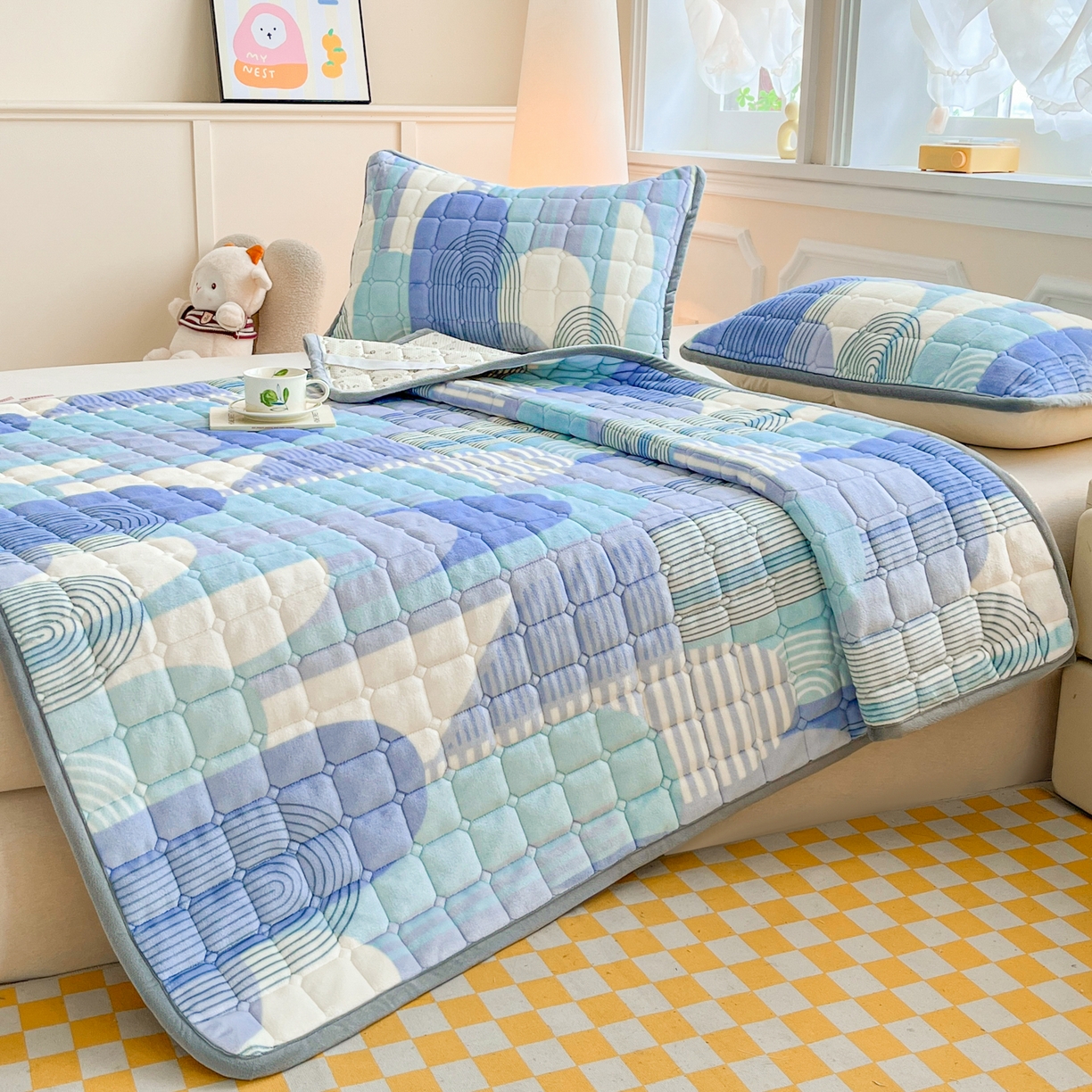 91家纺网 家纺一手货源 找家纺 小叮当家纺仓储工厂店 2025新款牛奶绒夹棉印花床垫床护垫大床图 绒床垫-色彩空间