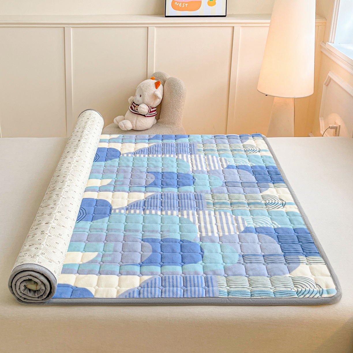 91家纺网 家纺一手货源 找家纺 小叮当家纺仓储工厂店 2025新款牛奶绒夹棉印花床垫床护垫大床图 绒床垫-色彩空间