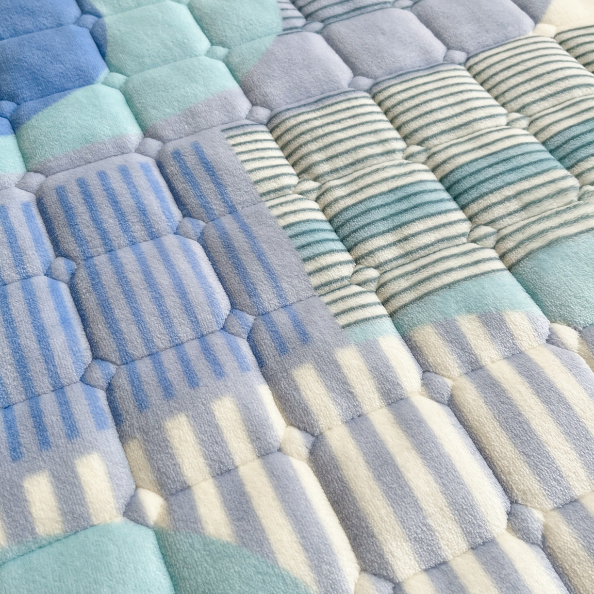 91家纺网 家纺一手货源 找家纺 小叮当家纺仓储工厂店 2025新款牛奶绒夹棉印花床垫床护垫大床图 绒床垫-色彩空间