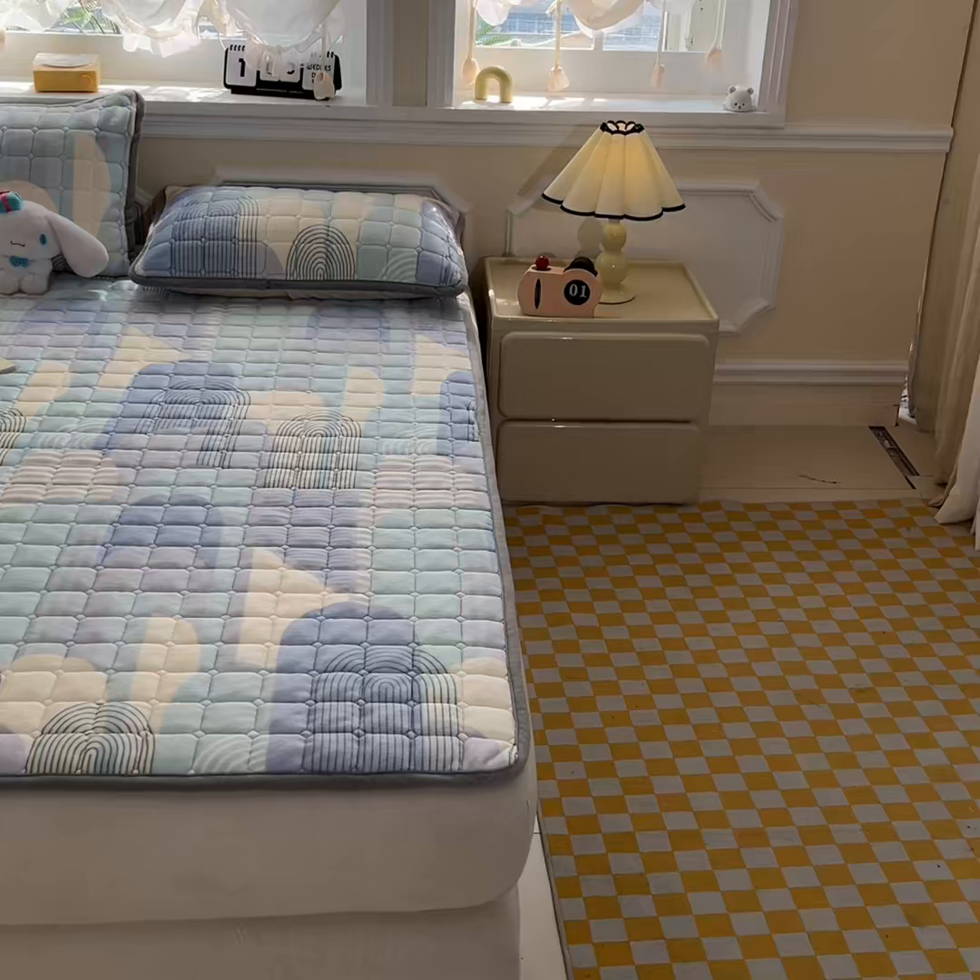 91家纺网 家纺一手货源 找家纺 小叮当家纺仓储工厂店 2025新款牛奶绒夹棉印花床垫床护垫大床图 绒床垫-色彩空间