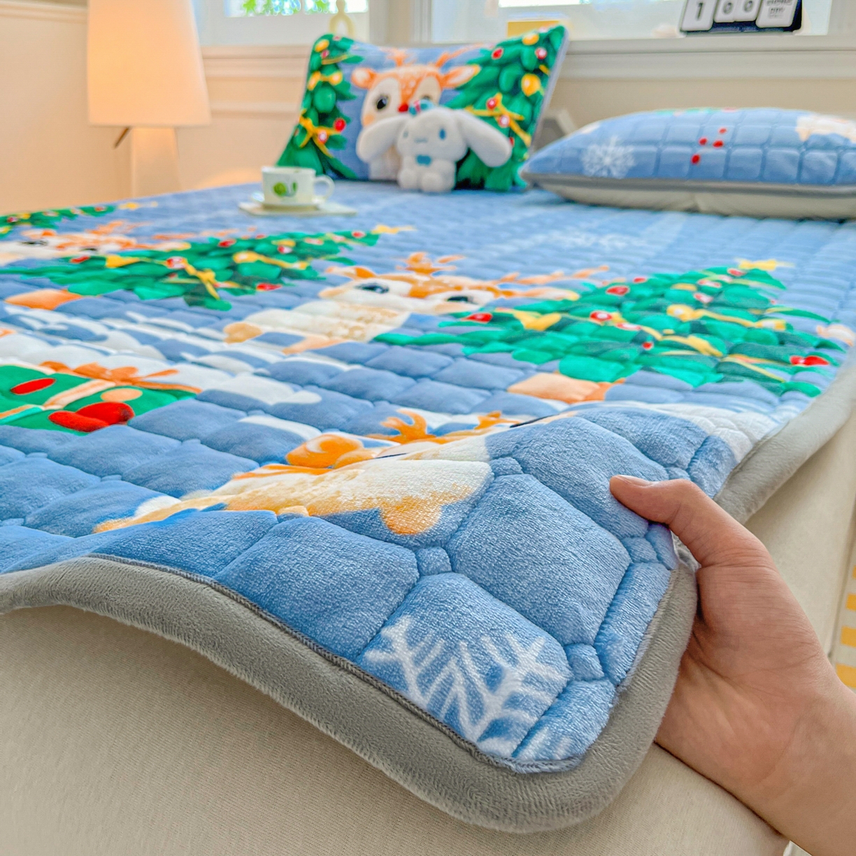 小叮当家纺仓储工厂店 2025新款牛奶绒夹棉印花床垫床护垫大床图 绒床垫-圣诞小鹿蓝色