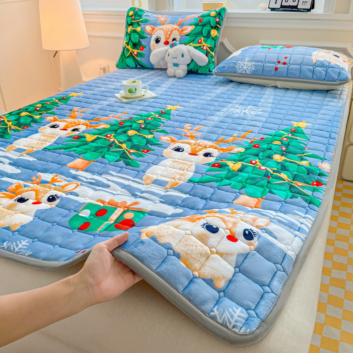 91家纺网 家纺一手货源 找家纺 小叮当家纺仓储工厂店 2025新款牛奶绒夹棉印花床垫床护垫大床图 绒床垫-圣诞小鹿蓝色