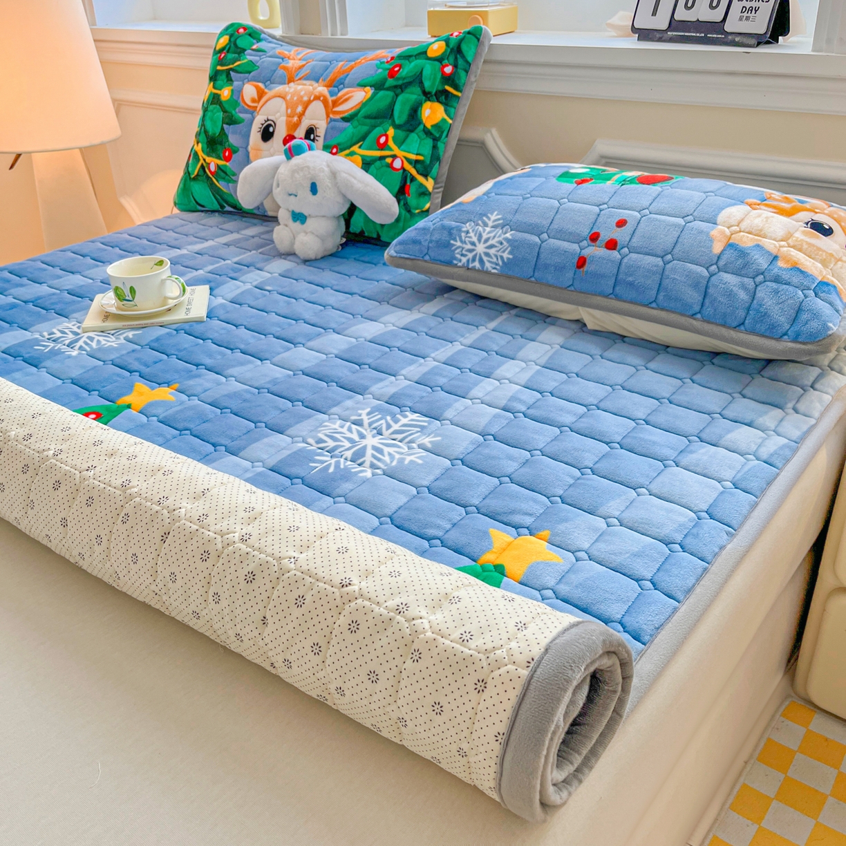 91家纺网 家纺一手货源 找家纺 小叮当家纺仓储工厂店 2025新款牛奶绒夹棉印花床垫床护垫大床图 绒床垫-圣诞小鹿蓝色