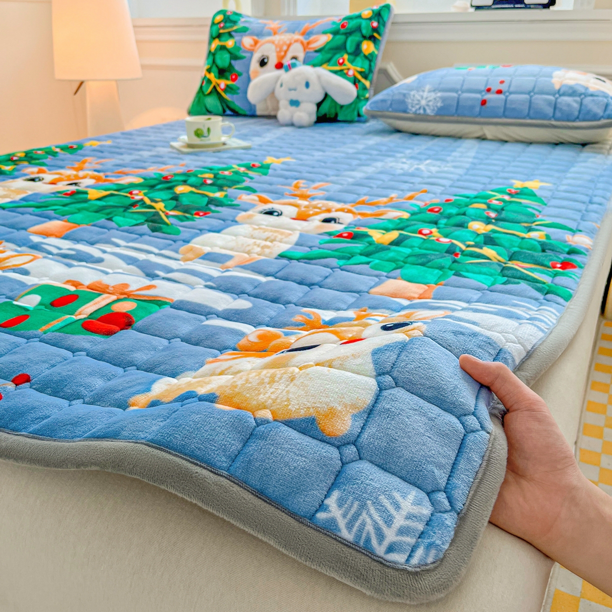 91家纺网 家纺一手货源 找家纺 小叮当家纺仓储工厂店 2025新款牛奶绒夹棉印花床垫床护垫大床图 绒床垫-圣诞小鹿蓝色