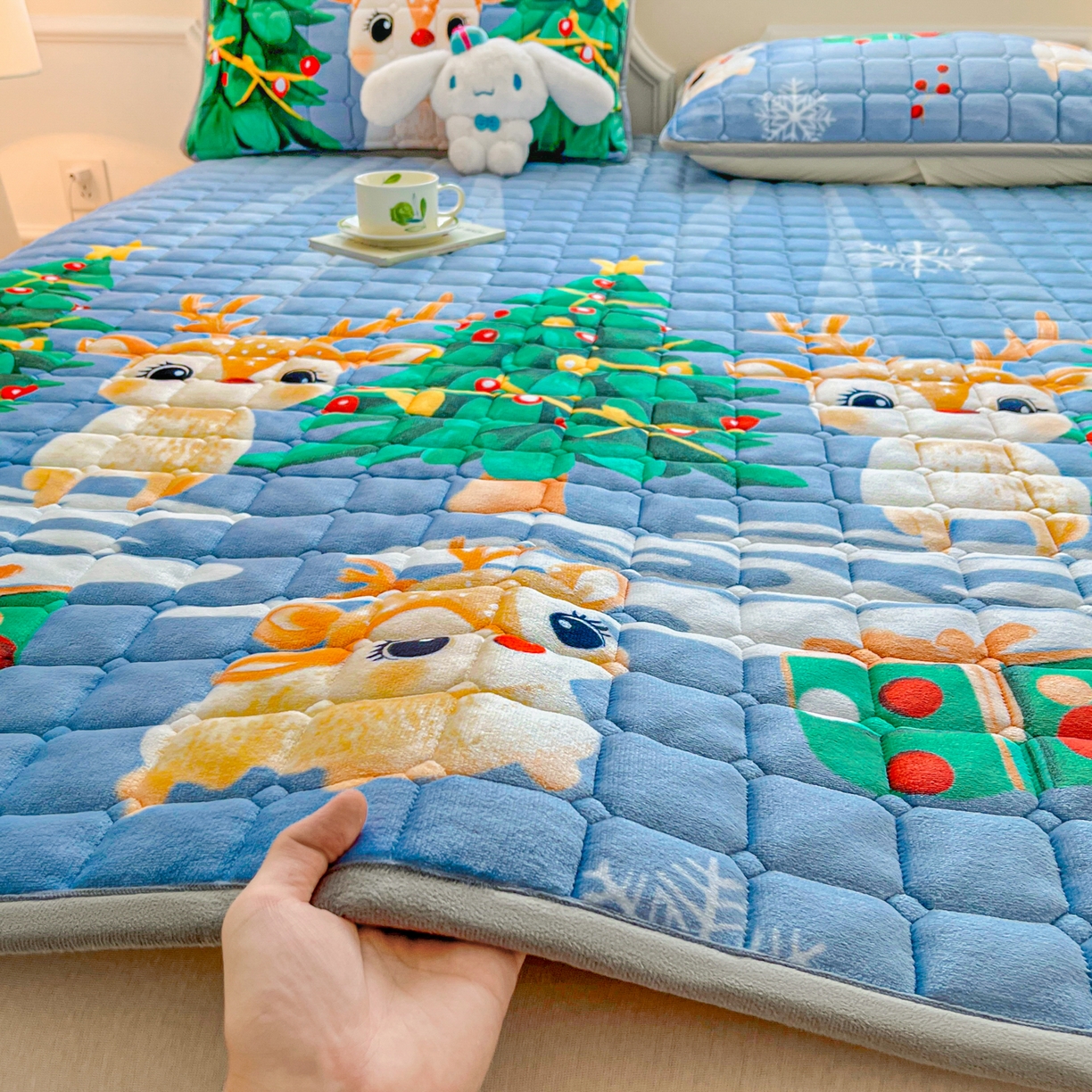 91家纺网 家纺一手货源 找家纺 小叮当家纺仓储工厂店 2025新款牛奶绒夹棉印花床垫床护垫大床图 绒床垫-圣诞小鹿蓝色