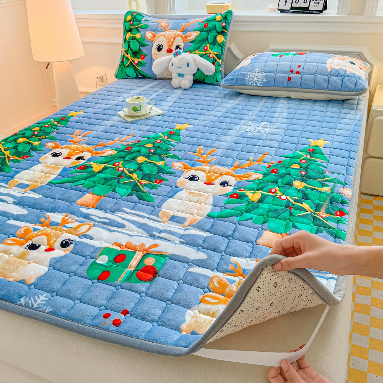 91家纺网 家纺一手货源 找家纺 小叮当家纺仓储工厂店 2025新款牛奶绒夹棉印花床垫床护垫大床图 绒床垫-圣诞小鹿蓝色