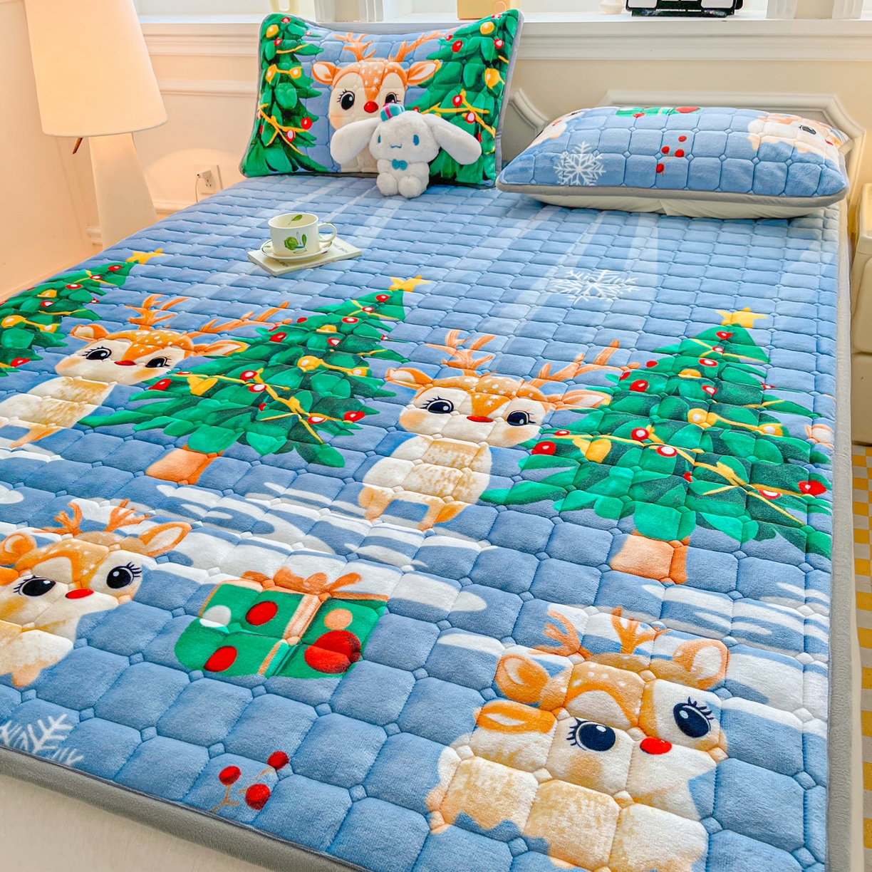 91家纺网 家纺一手货源 找家纺 小叮当家纺仓储工厂店 2025新款牛奶绒夹棉印花床垫床护垫大床图 绒床垫-圣诞小鹿蓝色