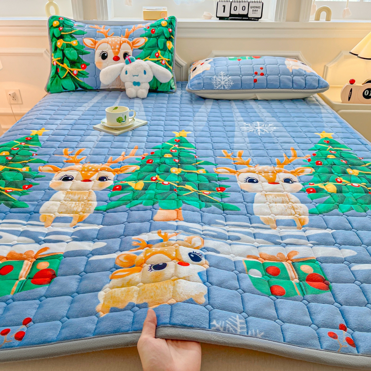 91家纺网 家纺一手货源 找家纺 小叮当家纺仓储工厂店 2025新款牛奶绒夹棉印花床垫床护垫大床图 绒床垫-圣诞小鹿蓝色