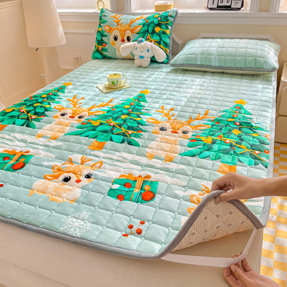 91家纺网 家纺一手货源 找家纺 小叮当家纺仓储工厂店 2025新款牛奶绒夹棉印花床垫床护垫大床图 绒床垫-圣诞小鹿绿色