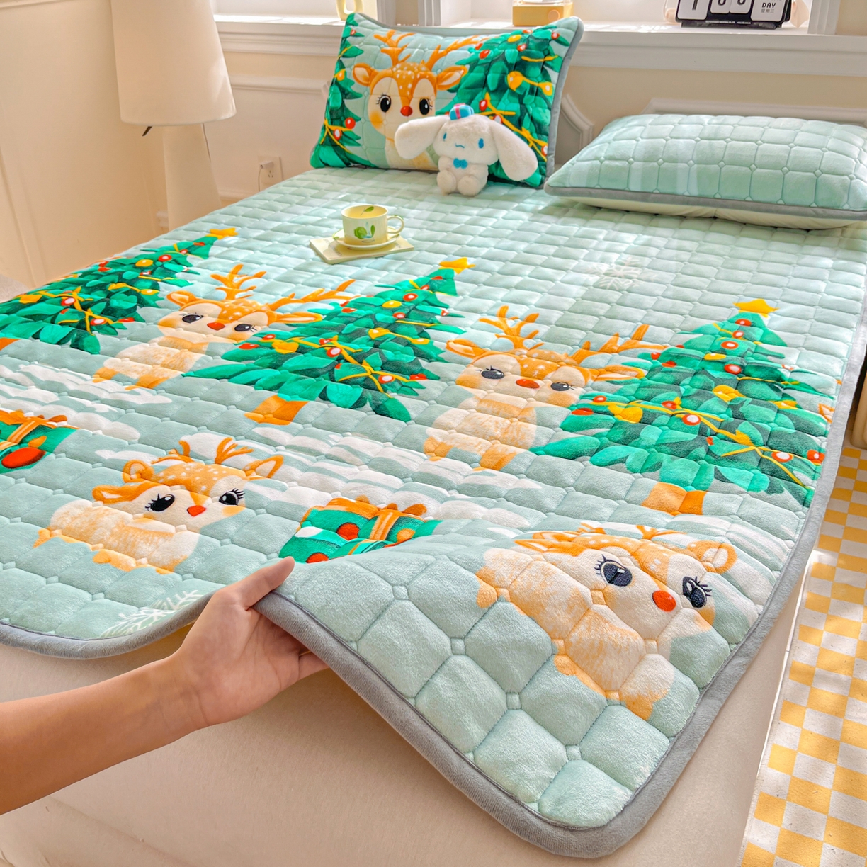 91家纺网 家纺一手货源 找家纺 小叮当家纺仓储工厂店 2025新款牛奶绒夹棉印花床垫床护垫大床图 绒床垫-圣诞小鹿绿色