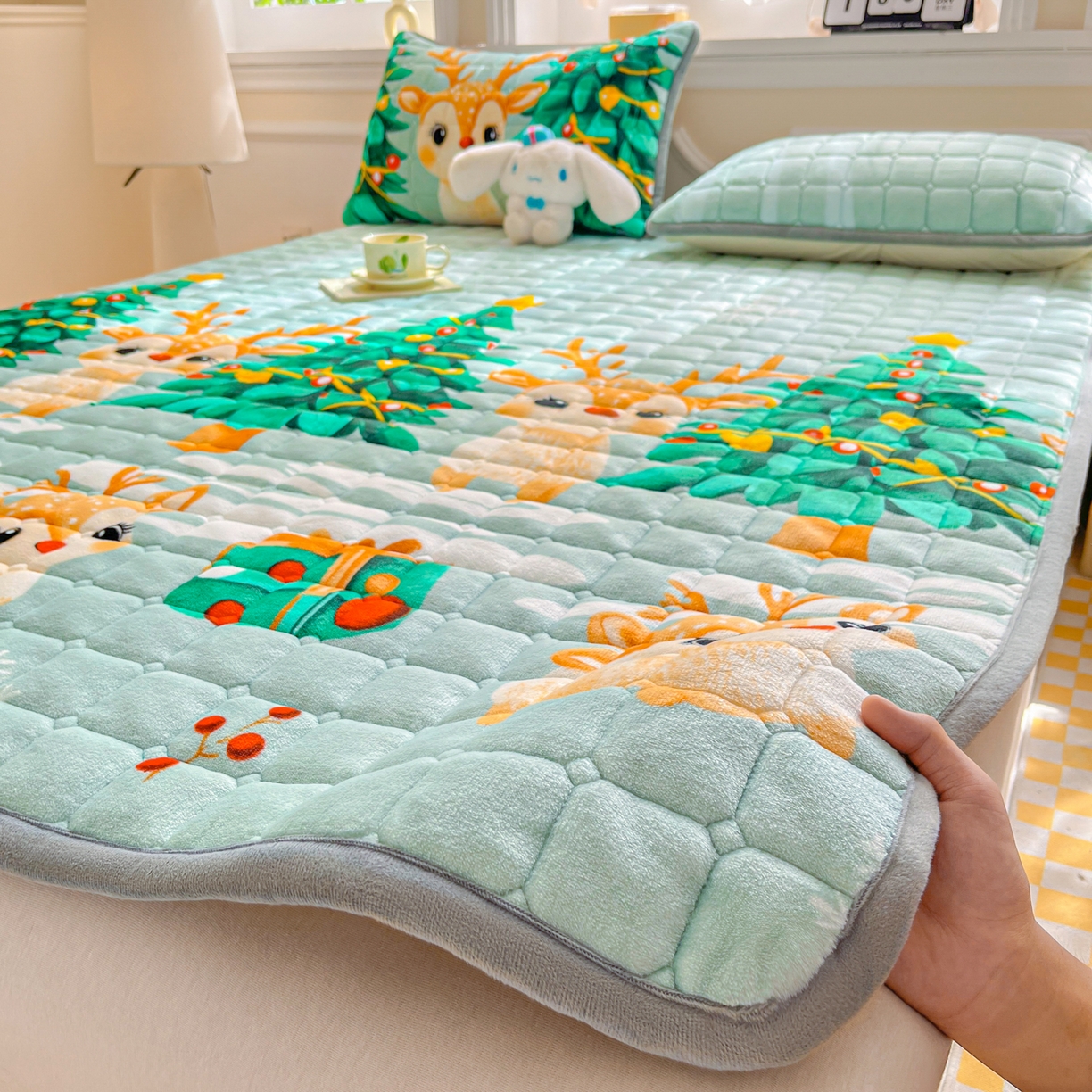 91家纺网 家纺一手货源 找家纺 小叮当家纺仓储工厂店 2025新款牛奶绒夹棉印花床垫床护垫大床图 绒床垫-圣诞小鹿绿色